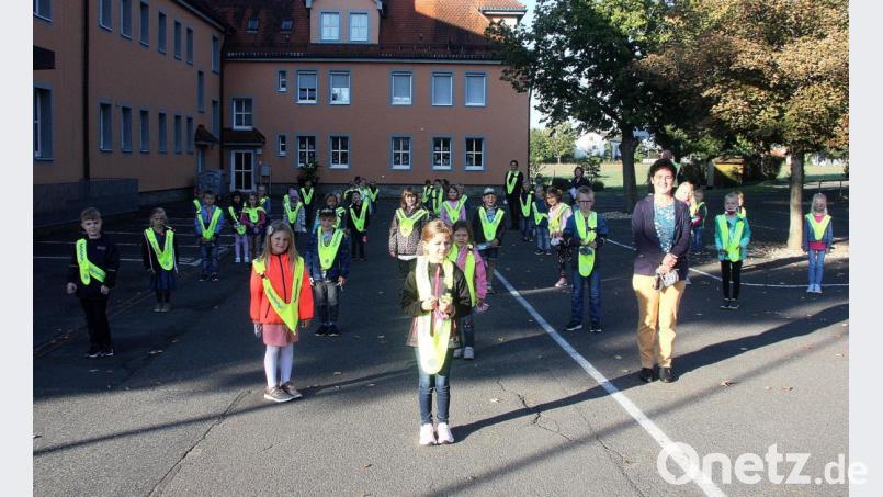 Beim Sicherheitstag an der Grundschule in Wiesau appellierte Polizeioberkommissar Wolfgang Trottmann an die Autofahrer: „In der Schulstraße herrscht Schrittgeschwindigkeit.“ Bild: wro