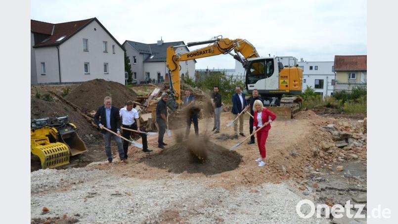 Am Mariahilfbergweg 34 investiert die Volksbank-Raiffeisenbank Amberg in ein Mehfamilienhaus für zehn Parteien. Am Freitag war Spatenstich. Bild: roa