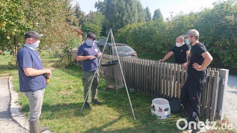 Beim Abwiegen im Einsatz waren (von links) Markus Rath und Daniel Härtl. Bild: André Röckl/exb