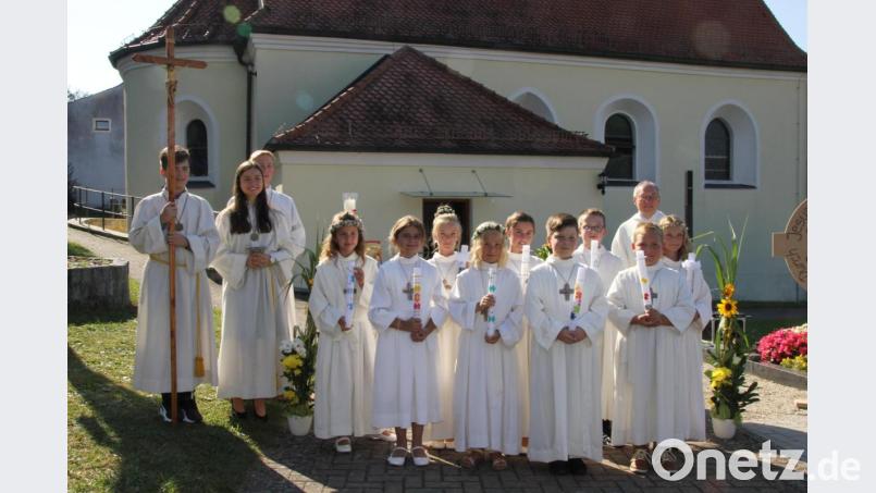 Pfarrer Ludwig Gradl feierte mit neun Kinder aus Paulsdorf Kommuniongottesdienst. Bild: ads