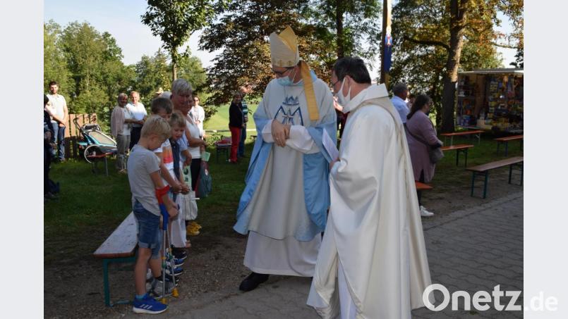 Beim Einzug in die Kirche segnete der Weihbischof einige Kinder und erkundigte sich auch nach der Verletzung des Jungen. Bild: swo