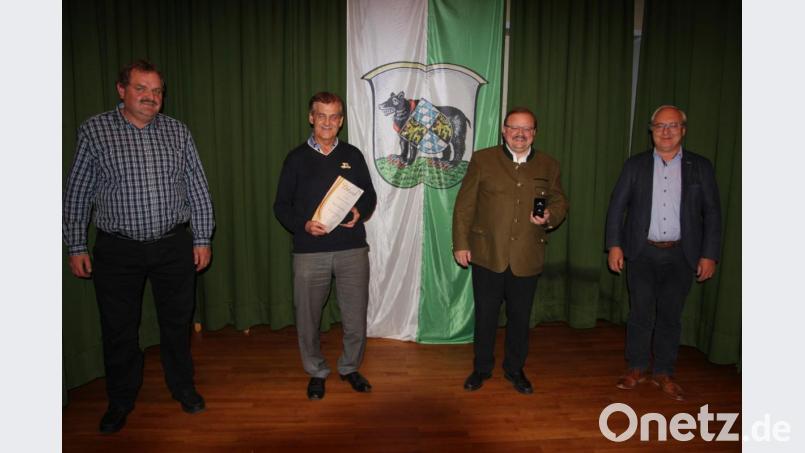 Für jeweils 18 Jahre Tätigkeit im Stadtrat erhielten Hubert Häring (Zweiter von links) und Alfred Stier (Zweiter von rechts) den Ehrenbrief der Stadt. Launige Worte für die Kollegen fanden Michael Schedl (links) und Gottfried Beer (rechts). Bild: kro