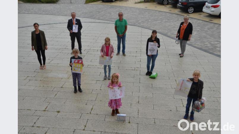 Stolz präsentieren die Künstler ihre Werke, mit denen sie bei der Raiffeisenbank im Ferienprogramm Preis gewinnen. Bild: dob