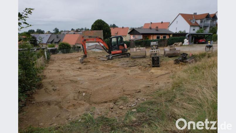 In der Schönbrunner Straße laufen die Bauarbeiten für Garagen an. Bild: le