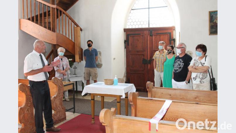 Albert Kick (links) stößt mit seinen Erzählungen auf interessierte Zuhörer. Bild: pi