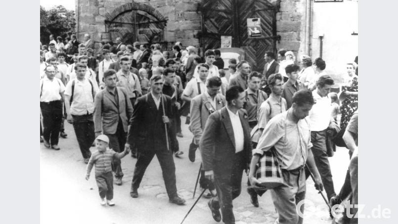 Erschöpft, aber glücklich zogen die Wallfahrer Ende der 1950er Jahre wieder in Eschenbach ein. Archivbild: hev
