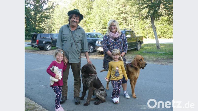 Jagdhunde sind auch immer Familienhunde, daher wurden auch der Deutsch Langhaar Basco II von der Riedlleite und der Bloodhound Willi von Familie Gerald Hoffmann, seiner Frau Verena sowie den Töchtern Lisa und Sahra zur Brauchbarkeitsprüfung begleitet. Bild: hrö