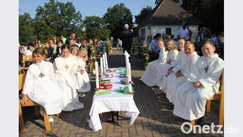 Drei Jungs und sechs Mädels aus Paulsdorf feierten im Kreis ihrer Familie ihre Kommunion im Freien auf der Pfarrwiese. Bild: ads