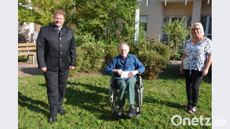 Seinen 80. Geburtstag feierte am Sonntag Ludwig Schmidkonz (Mitte). Glückwünsche gab es von Bürgermeister Stefan Grillmeier und Betreuungsassistentin Roswitha Dziajlo. Bild: jr