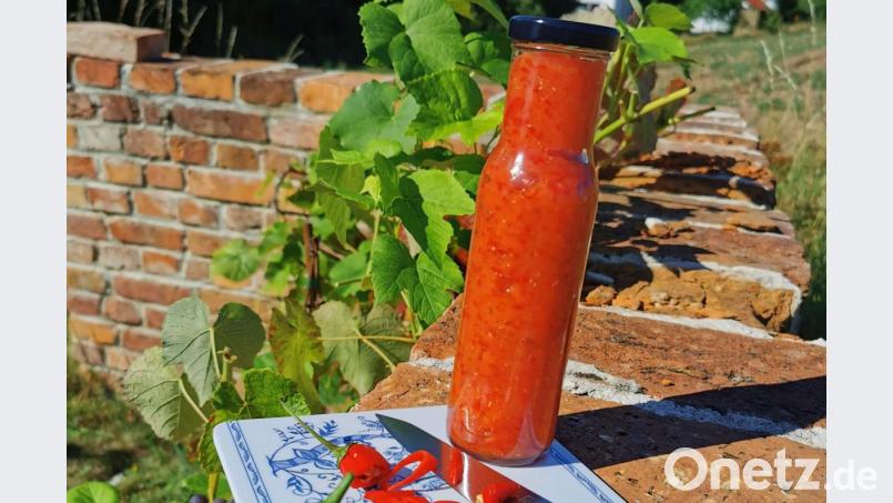 Einfach lecker und ganz ohne Geschmacksverstärker: die selbst gemachte süß-scharfe Chili-Sauce. Bild: Heike Heindl