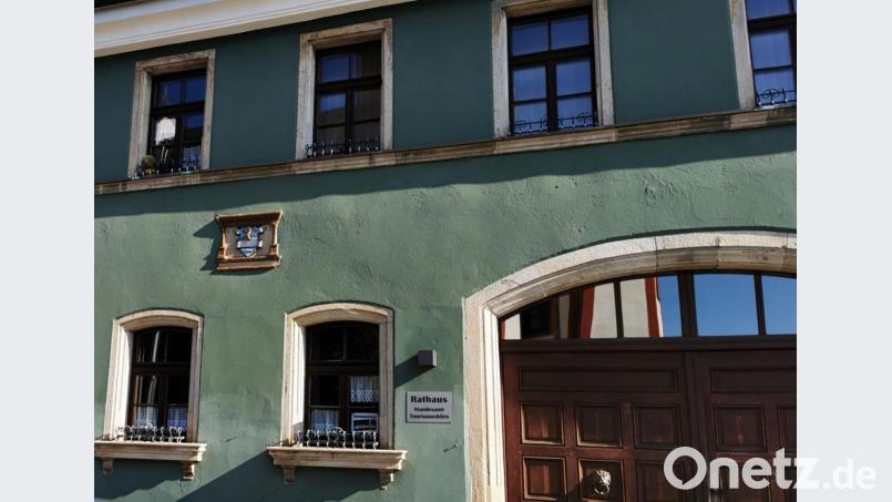 An der Außenfront des Rathauses erinnert ein in Stein gehauenes Wappen an das ursprünglich 1848 abgebrannte Rathaus. Bild: gz