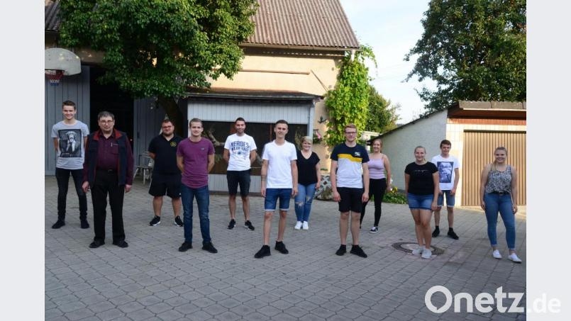 Stadtpfarrer Pater Hans Ring gratuliert dem Vorstand um Vorsitzenden Quirin Sax, die Stellvertreter. Alexander Meier und Johannes Beugler sowie Kassiererin Luisa Beigler und Schriftführerin Katharina Lechner (vorne, von links) sowie den Beisitzern Valentin Sax, Thomas Beer, Kevin Pausch, Seline Beer, Pia Frölich, und Felix Meier (hinten, von links). Bild: bey