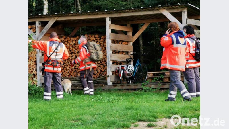 Die ehrenamtlichen Helfer der Rettungshundestaffel aus Weiden machen sich mit ihren Vierbeinern auf die Suche des Radbesitzers. Bild: gz