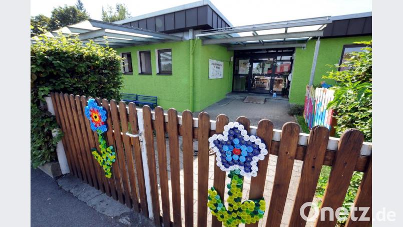 Der Kindergarten St. Wolfgang in Hirschau. Weil sich eine Erzieherin der Einrichtung mit dem Coronavirus infiziert hat, dürfen die Kinder ihrer Gruppe derzeit nicht in den Kindergarten. Vorläufig sind die Mädchen und Buben bis Mittwoch in Quarantäne. Bild: Stephan Huber