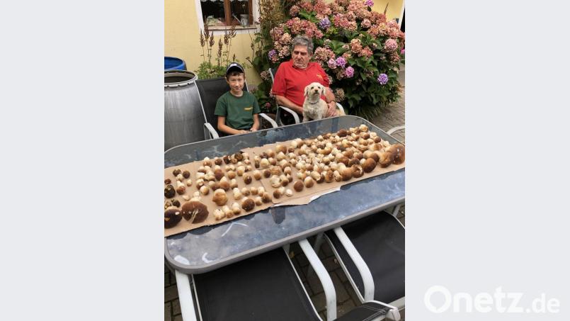 Fabio Prause (links) mit Opa Karl Prause (rechts) präsentieren ihre Ausbeute. Bild: Sylvia Prause/exb