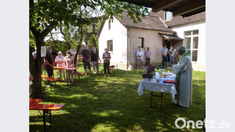 Im Garten des Gemeinschaftshauses feierten die Gläubigen einen Gottesdienst und ließen sich danach Kaffee und Kuchen schmecken. Bild: bk
