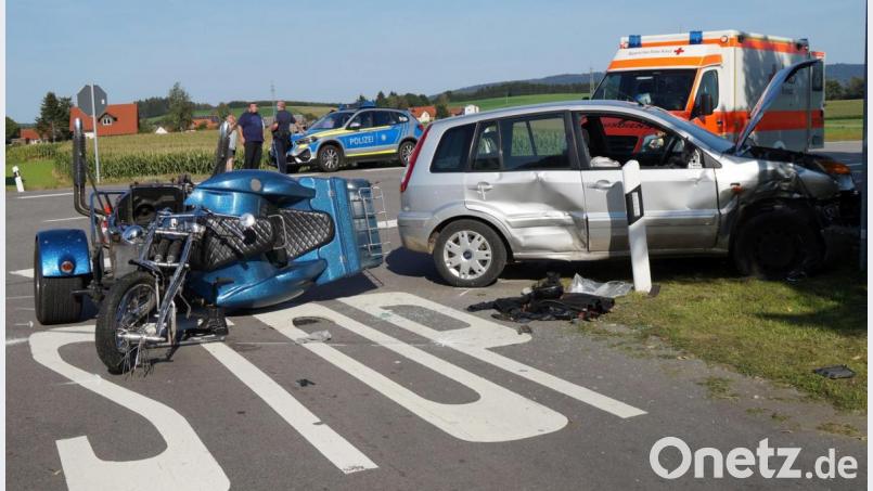 Nach einem Zusammenstoß von Trike und Auto wurden Polizei und Rettungskräfte zur Unfallstelle bei Nunzenried gerufen. Bild: wel