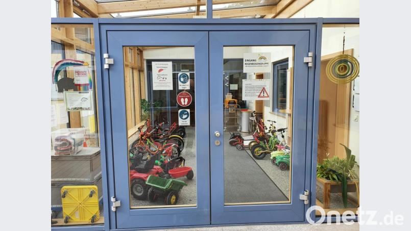 Verschlossene Türen: Der Kindergarten St. Andreas Fronberg ist wegen eines Corona-Falles bis mindestens 18. September zu. Bild: Hösamer