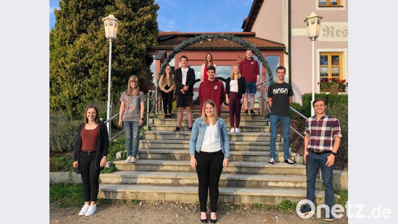 Die neu gewählte Vorstandschaft der KLJB Gleiritsch mit den Vorsitzenden (vorne, von links) Marie Schneider, Verena Pretzl und Felix Pretzl. Als weitere Mitglieder gehören Nadine Spachtholz, Maximilian Köppl, Michael Forster, Julian Gleißner, Magdalena Galli, Magdalena Bauer, Sabine Gürtler und Tobias Schmid dem Führungsgremium an. Bild: Magdalena Galli