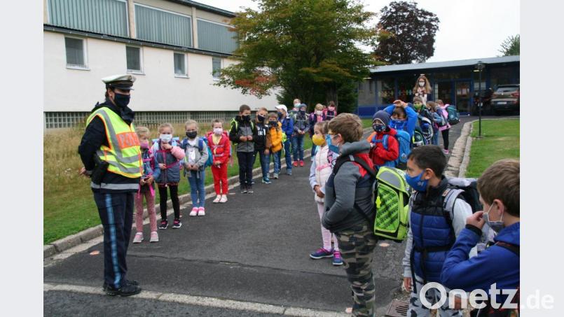 Das Bild zeigt die Erstklässler mit Ramona Weiß bei der „Trockenübung“ vor dem Schulhaus. Bild: fpoz