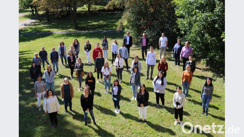 Das Gruppenfoto zeigt die Teilnehmer des neuen Kurses, die Anfang des Monats in die generalistische Pflegeausbildung starteten. Geschäftsführung, Mitarbeiter der Pflegedirektion, Lehrkräfte und Praxisanleiter sowie der Betriebsrat wünschten eine erfolgreiche Ausbildung. Bild: Klinikum Fichtelgebirge/exb
