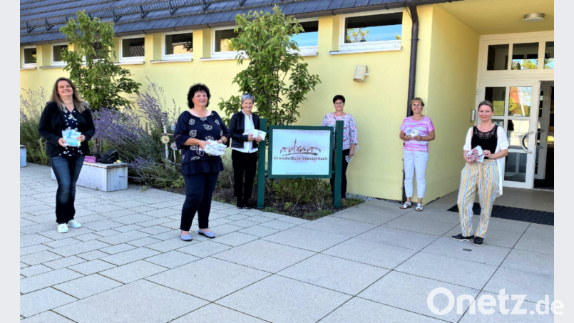 Vor der Grundschule Fensterbach fand die Übergabe der Corona-Masken für die ABC-Schützen mit (von links) Uta Götz, Uschi Kass, Dr. Marlene Groitl, Heidi Neidl, Gerlinde Werner und Bianca Cudina statt. Bild: Dr. Marlene Groitl