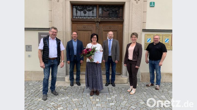 Monika Bösl (Mitte) freute sich an ihrem Dienstjubiläum über die Glückwünsche der Bürgermeister (von links) Martin Prey, Josef Pretzl, Robert Hechtl und Sonja Meier. Auch VG-Geschäftsstellenleiter Anton Brand gratulierte. Bild: Anja Ried