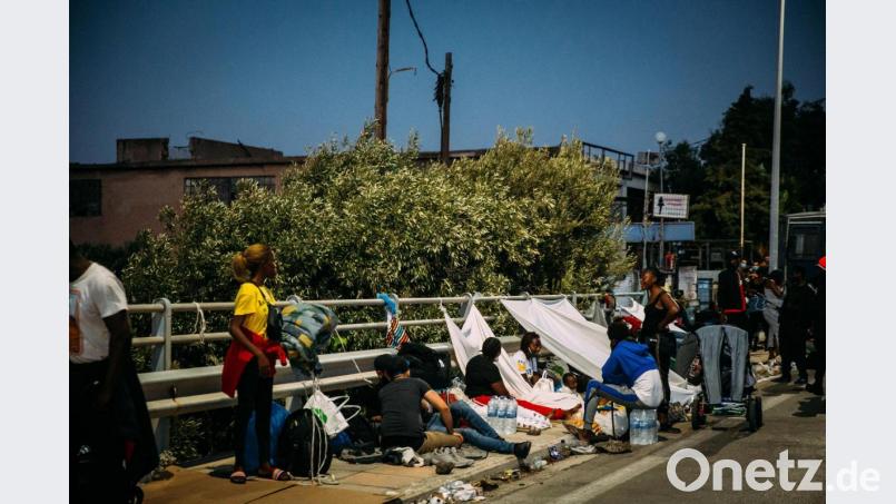 Nachdem das Flüchtlingscamp Moria auf der griechischen Insel Lesbos abgebrannt ist, haben die Flüchtlinge teils am Straßenrand ihr Lager aufgeschlagen. Bild: Alea Horst