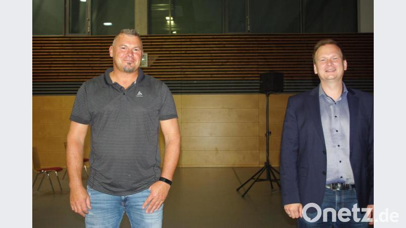 Matthias Veigl (links) ist neuer Ortssprecher von Haidenaab, Göppmannsbühl, Lettenhof und Beerhof. Bürgermeister Christian Porsch gratuliert. Bild: ak