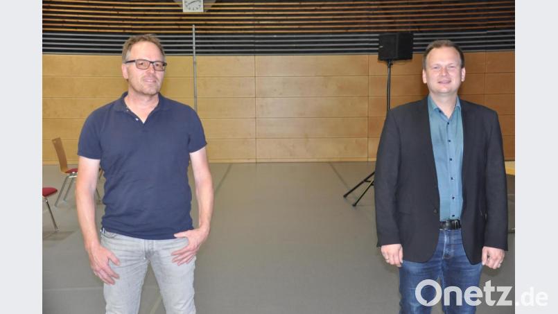 Norbert NIckl (links) ist Ortssprecher von Nairitz und Kodlitz, Bürgermeister Christian Porsch gratuliert. Bild: ak