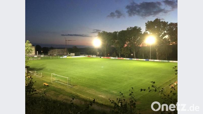Die neue LED-Flutlichtanlage auf den Sportplätzen und der Tennisanlage der DJK bringt den Sportlern vor allem im Trainingsbetrieb nicht nur helleres Licht, sondern dem Verein auch eine enorme Stromersparnis. Bild: prh