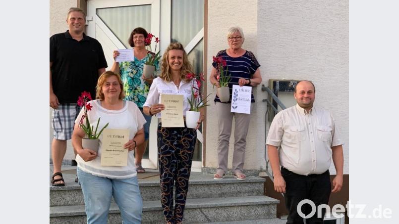 Zweiter Vorsitzender Alexander Kastner (hinten links) und Vorsitzender Andreas Braunreuther (vorne rechts) ehrten (von links) Claudia Braunreuther, Anette Weiß, Christiane Bäuml und Elisabeth Sticht. Bild: ak
