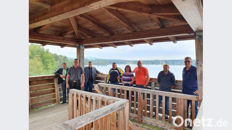 Bauamtsleiter Uwe Knutzen, Richard Kurz (Holzmanufaktur Kurz), Bürgermeister Thomas Falter, drei zufällige Besucher, stellvertretender Bauhofleiter Thomas Bauer und Bauhofleiter Volker Keil genießen die Aussicht zum zehnten Geburtstag. Bild: Michael Weiß/VG Wackersdorf