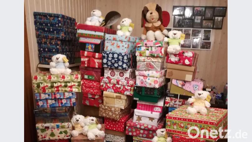 Familie Straub hofft, dass sich heuer wieder ab Oktober in ihrer Sammelstelle für &quot;Weihnachten im Schuhkarton&quot; die Päckchen stapeln, bis sie zu Kindern in die osteuropäischen Länder auf Reisen gehen, um dort Freude zu bringen. Bild: privat