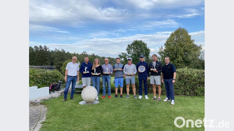 Präsident Wolfgang Dietzler (von links), Clubmeister Norbert Bauernschmidt, Clubmeisterin Emma Übelacker, Senioren-Clubmeister Franz Weiler, Jugend-Clubmeister Konstantin Rupprecht, Vierer-Clubmeister Michael Keck und Frank Reichenberger, Lochspiel-Clubmeister Max Reichenberger und Sportwart Markus Jobst freuen sich über die Ergebnisse der Clubmeisterschaften. Bild: Alex Härtl/exb