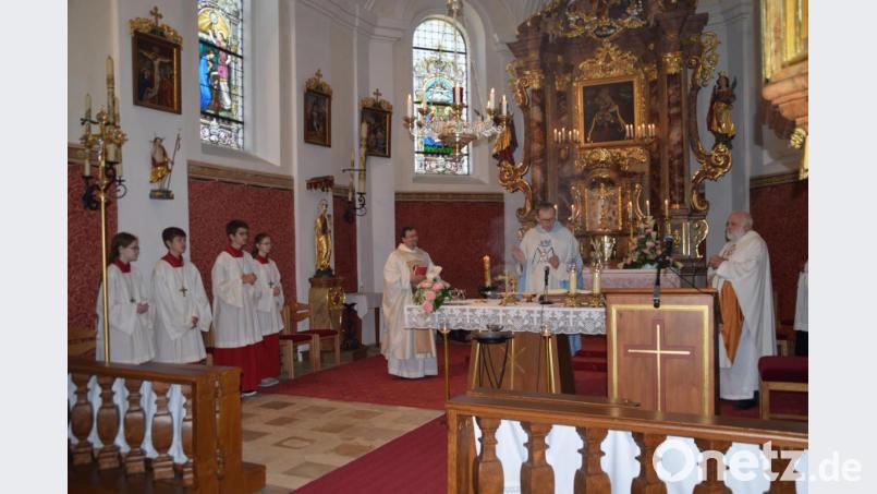Gottesdienst in Konzelebration mit Abstand. Pater Alfred Lindner, Weihbischof Josef Graf und Pfarrvikar Christian Preitschaft (von rechts) meistern die ungewohnte Situation. Einfacher wird es da schon, wenn die vier Ministranten (links) aus einer Familie kommen. Bild: swo