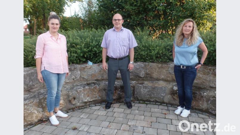 Neben ihrer Vorstellung als Jugendbeauftrage der Gemeinde Schlammersdorf, Cornelia Kausler (rechts) und Sabrina Drummer (links) zusammen mit Bürgermeister Johannes Schmid gaben beide in der Septembersitzung des Gemeinderates einen ausführlichen Rückblick auf das diesjährige Ferienprogramm. Bild: br
