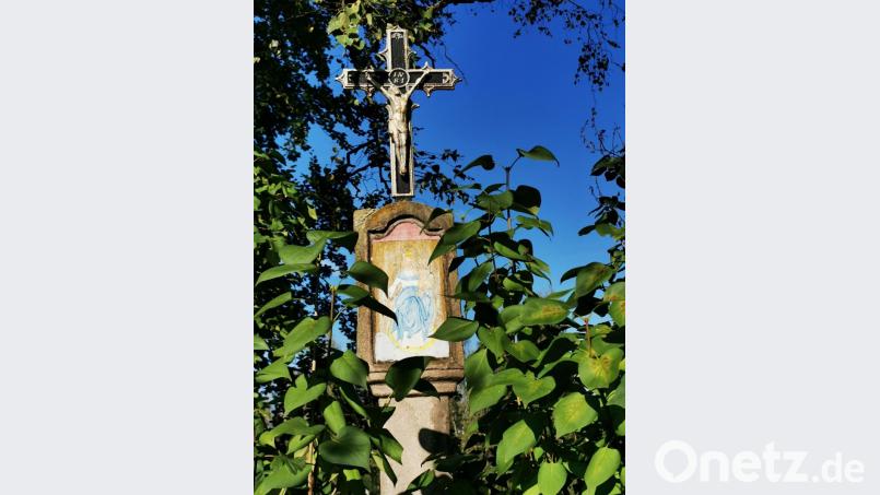 Einer der schönsten Bildstöcke ist das Granit-Kreuz aus dem 19. Jahrhundert mit der Mutter Gottes am Schlossberg. Bild: gz