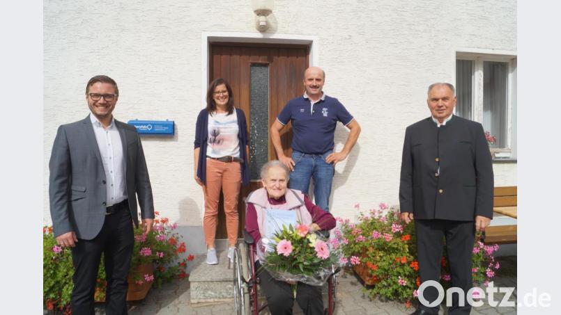 Maria Adam (vorne, Mitte) wurde vom Obst- und Gartenbauverein für 60-jährige Mitgliedschaft mit der Ehrennadel am Bande und Urkunde ausgezeichnet. Vorsitzender Herbert Wolf (rechts) und Bürgermeister Ernst Lenk (links) gratulieren. Über die Ehrung ihrer Mutter am 87. Geburtstag freuen sich auch Tochter Maria und Sohn Gerhard (hinten, von links). Bild: du