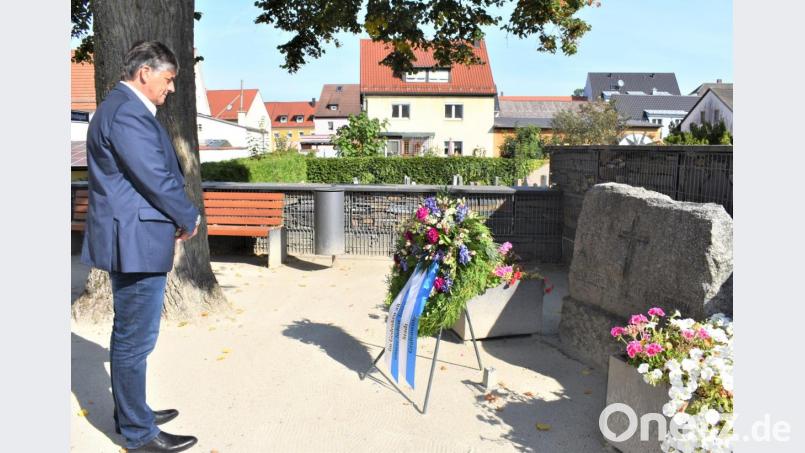 Bürgermeister Edgar Knobloch legte zum Tag der Heimat eine Schweigeminute ein zum Gedenken an die Opfer. Bild: rgr