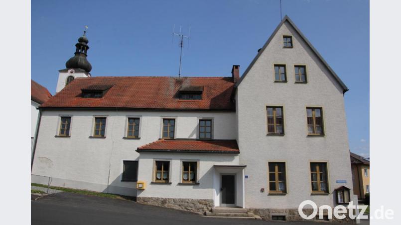 Die Mehrheit im Bärnauer Stadtrat ist weiterhin für den Abriss des alten Schulgebäudes. Die Fraktion von SPD/Grünen sowie Bürgermeister Alfred Stier stimmten dagegen. Bild: kro