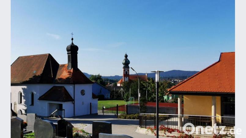 Zu den ältesten Denkmälern zählen die Pfarrkirche und die Friedhofskapelle. Bild: gz