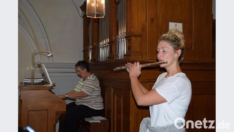 Souverän aber doch gefühlvoll gestalteten Maria Birner an der Orgel (links) und Angelika Schöpf mit der Querflöte den Pontifikalgottesdienst. Bild: swo
