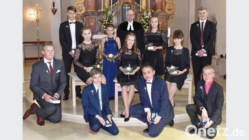 Fünf Mädchen und sechs Jungen feierten gemeinsam mit Pfarrer Thomas Schertel in der St.-Veit-Kirche in Illschwang die Konfirmation. Bild: no