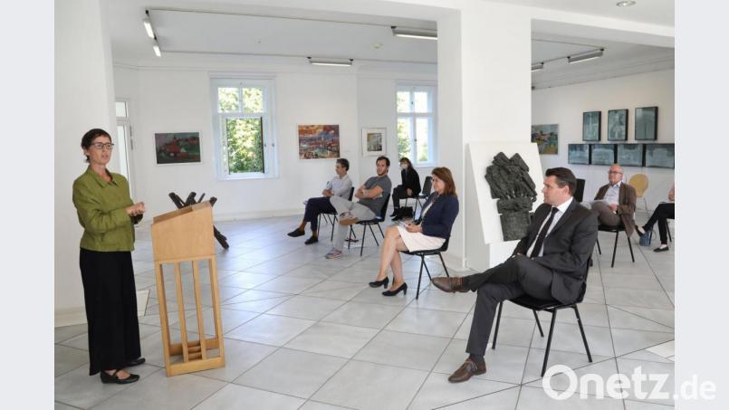 Mit einer ungewöhnlichen Vernissage – nur mit geladenen Gästen und dem nötigen Sicherheitsabstand – wurde die neue Ausstellung von der Künstlerhausleiterin Christina Lanzl (links) eröffnet. Bild: Gerhard Götz