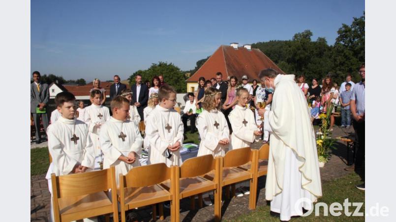 Pfarrer Ludwig Gradl hatte die zündende Idee, den Kommuniongottesdienst in Paulsdorf im Corona-Ausnahmejahr im Freien zu feiern, um möglichst allen Familienangehörigen eine Teilnahme zu ermöglichen. Die Premiere wurde zur gelungenen Sache. Bild: ads