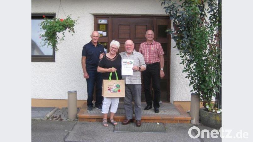 Helmut Gabrich und Lebenspartnerin Brigitte (vorne) kommen gerne nach Thanstein in den Urlaub. Die Treue dankten Alois Obermeier (links), Vorsitzender des Fremdenverkehrsvereins, und Bürgermeister Walter Schauer. Bild: dl