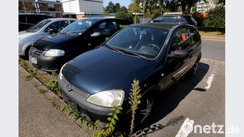 Dieser schwarze Opel Corsa, der in der Robert-Koch-Straße parkt, wartet sehnsüchtig auf seinen Besitzer. Bild: Stephan Huber