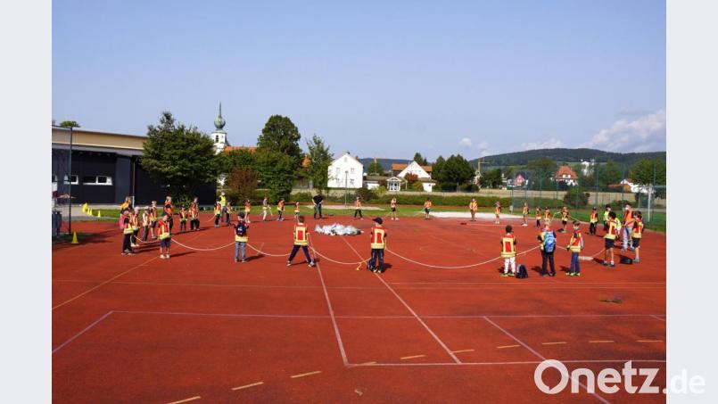 35 kleine Feuerdrachen der Kinderfeuerwehr sammelten eineinhalb Stunden fleißig den Müll an Straßenrändern ein. Zum Abschluss der Aktion wurde dieser in der Mitte des Abschlusskreises eindrucksvoll deponiert. Bild: bkr