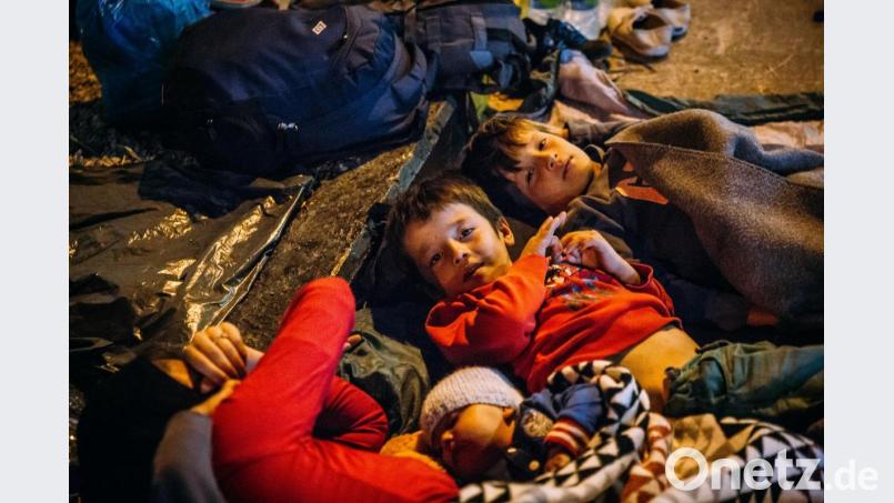 Diese Aufnahme machte ein Mitglied der Regensburger Hilfsorganisation Space-Eye auf Lesbos: Flüchtlingskinder schlafen auf der Straße. Bild: Alea Horst